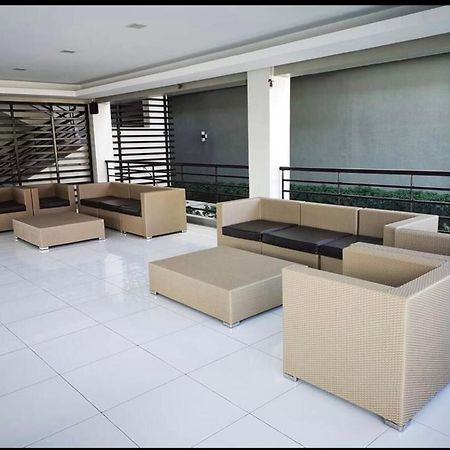 One Spatial Two Bedroom Condominium Unit With Pool And Gym Free Netflix And Wifi イロイロ エクステリア 写真