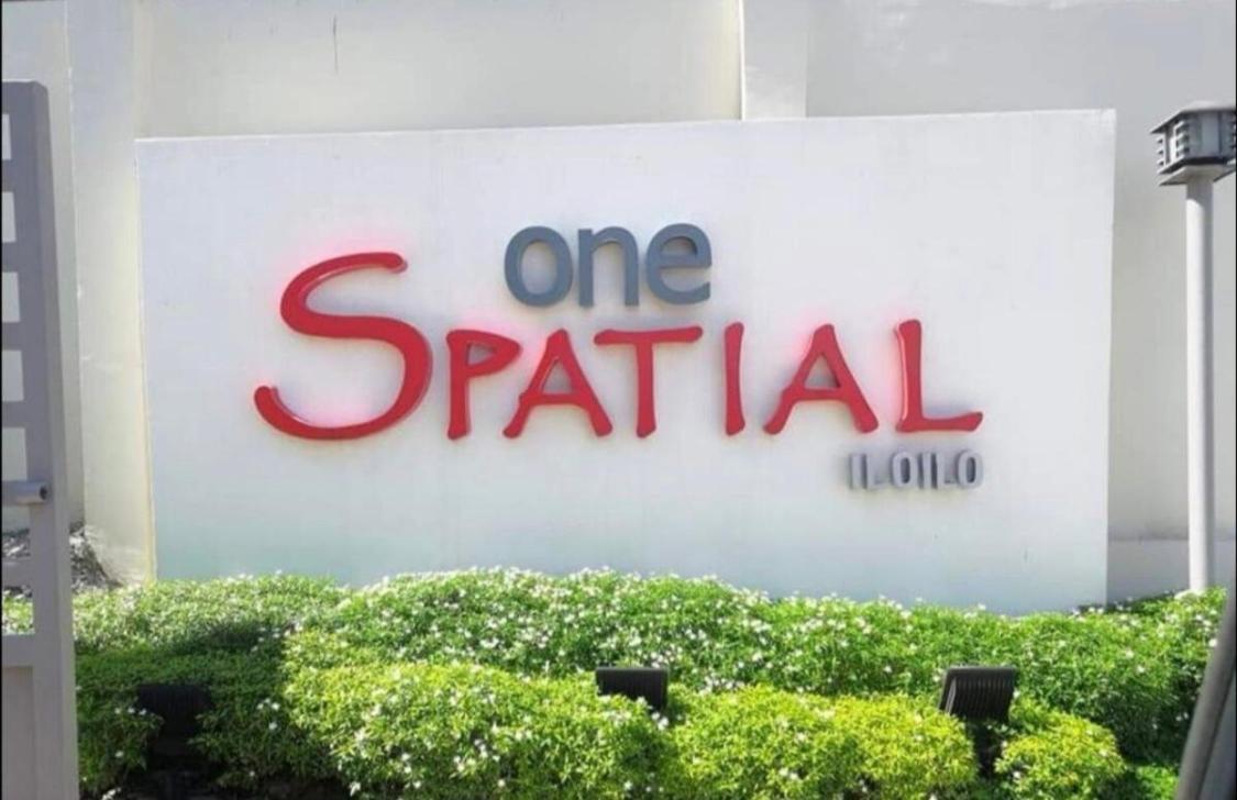 One Spatial Two Bedroom Condominium Unit With Pool And Gym Free Netflix And Wifi イロイロ エクステリア 写真