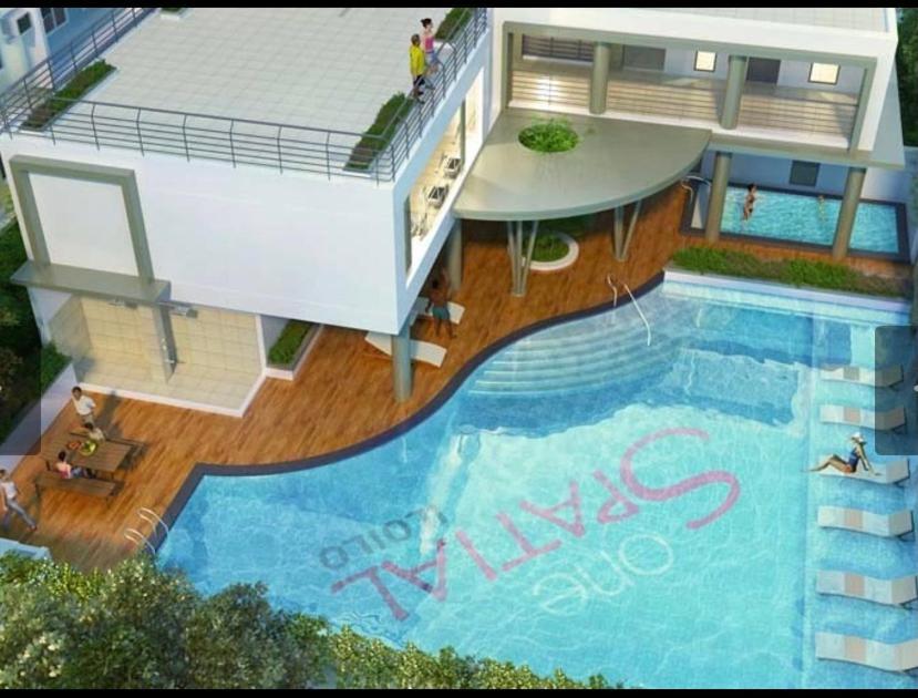 One Spatial Two Bedroom Condominium Unit With Pool And Gym Free Netflix And Wifi イロイロ エクステリア 写真