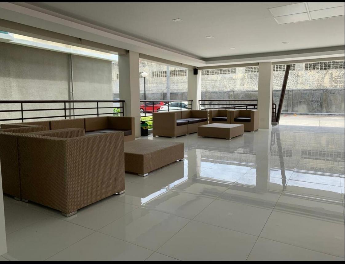 One Spatial Two Bedroom Condominium Unit With Pool And Gym Free Netflix And Wifi イロイロ エクステリア 写真