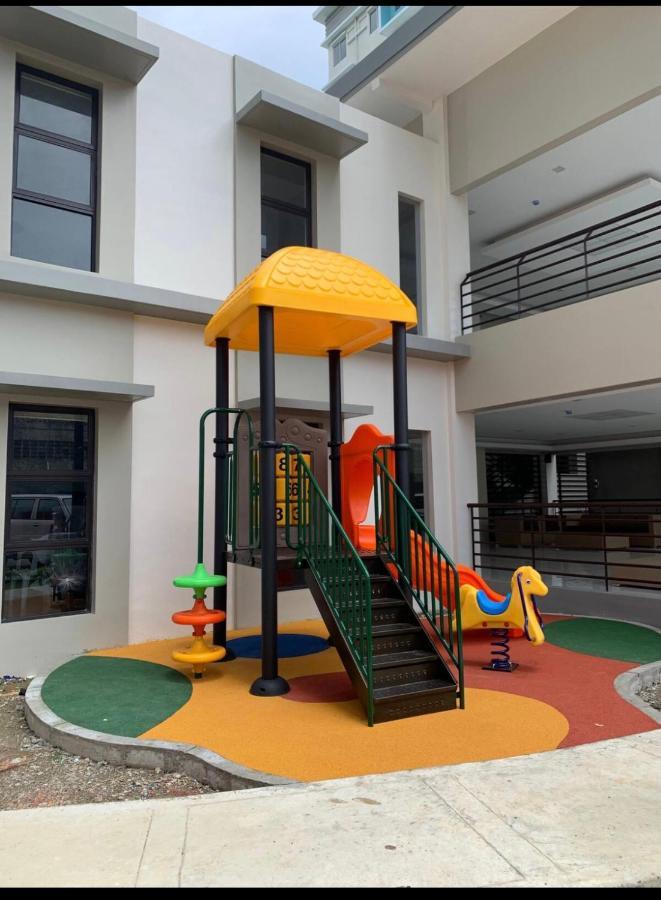 One Spatial Two Bedroom Condominium Unit With Pool And Gym Free Netflix And Wifi イロイロ エクステリア 写真