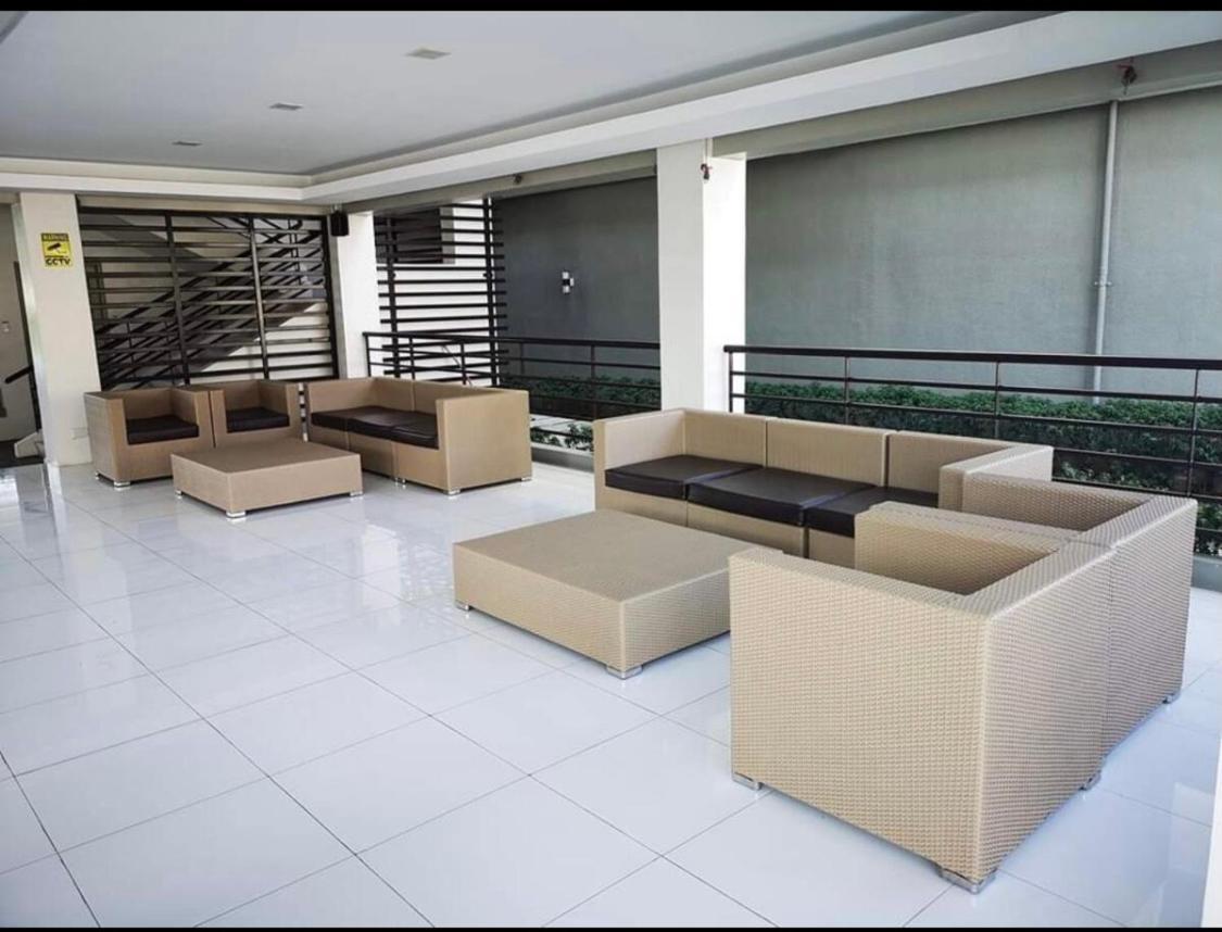 One Spatial Two Bedroom Condominium Unit With Pool And Gym Free Netflix And Wifi イロイロ エクステリア 写真