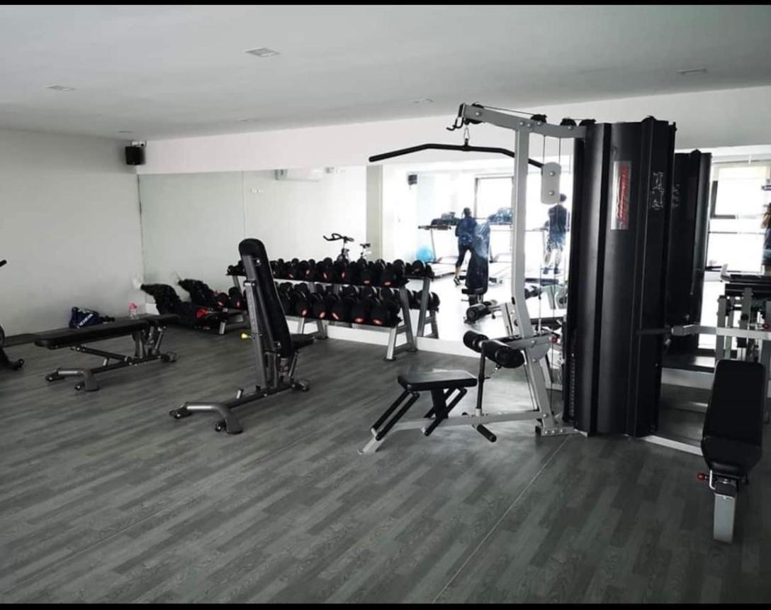 One Spatial Two Bedroom Condominium Unit With Pool And Gym Free Netflix And Wifi イロイロ エクステリア 写真