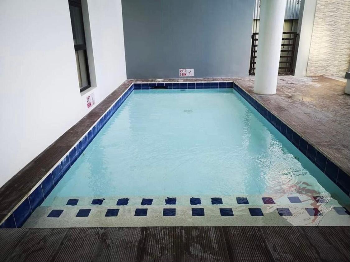 One Spatial Two Bedroom Condominium Unit With Pool And Gym Free Netflix And Wifi イロイロ エクステリア 写真