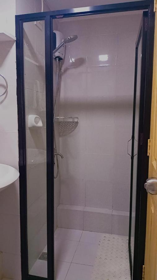 One Spatial Two Bedroom Condominium Unit With Pool And Gym Free Netflix And Wifi イロイロ エクステリア 写真